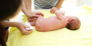 Le change de bébé – la vidéo