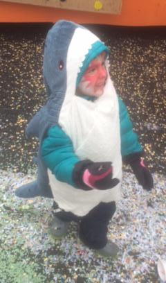 Costume de requin fait avec une peluche ikea